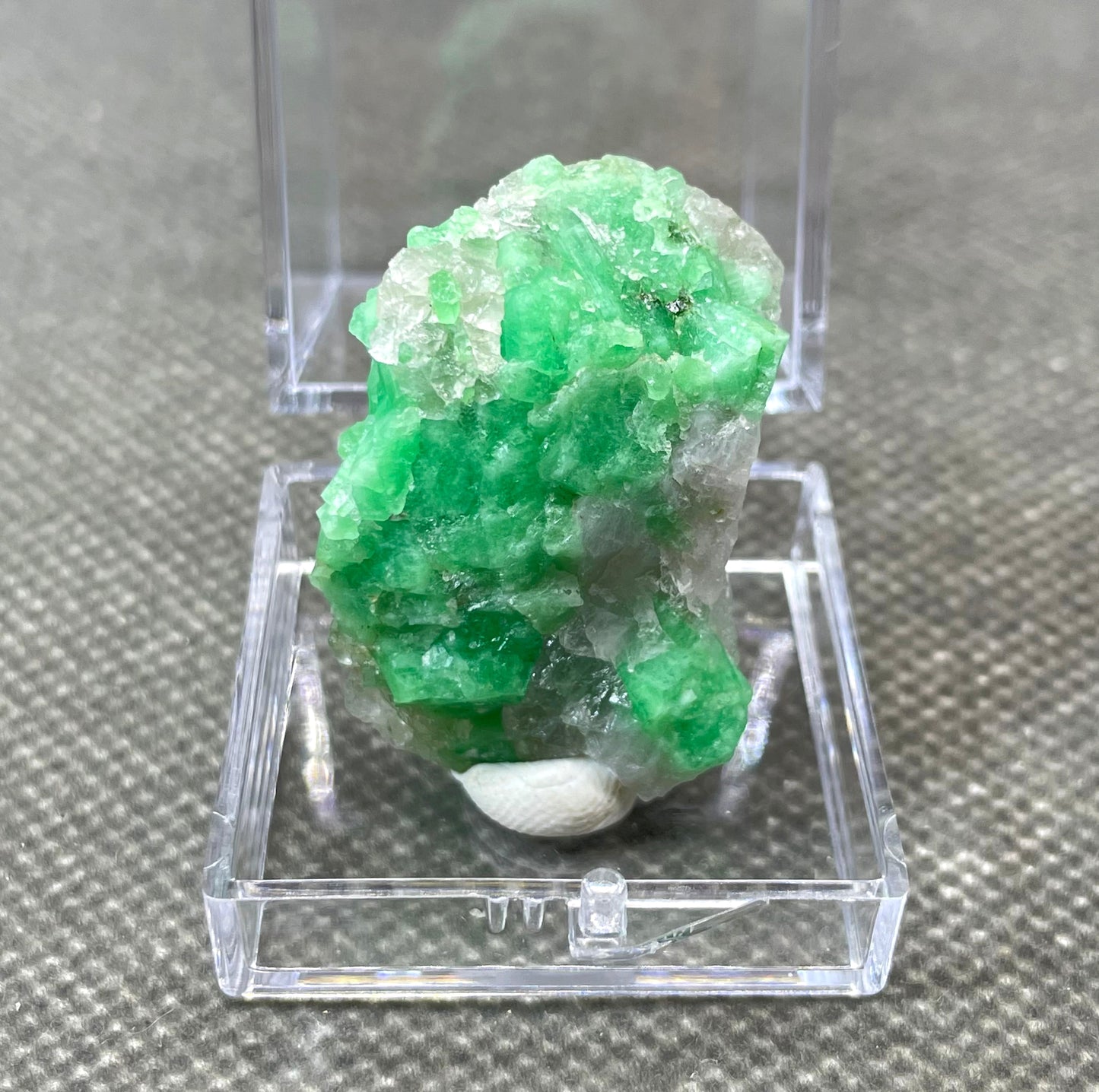 Natural Emerald Crystal Box - Omamoristone お守り石